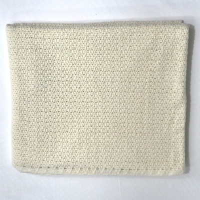 Guardanapo ou toalha bege claro com padrão triangular em relevo