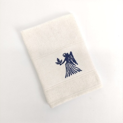 Toalha branca com bordado azul de figura feminina segurando ramo