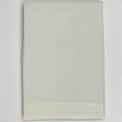 Toalha branca dobrada sobre fundo branco