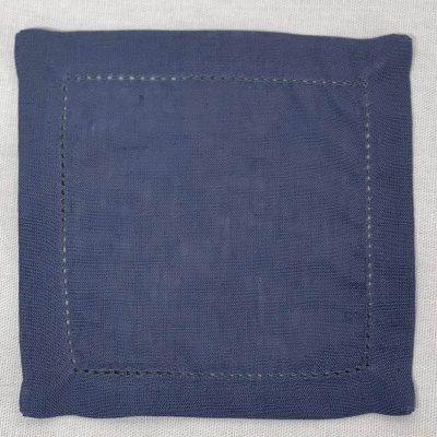 Guardanapo azul escuro quadrado com bordado simples