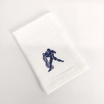 Toalha branca de rosto com bordado azul de figura humana
