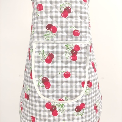 Avental cinzento e branco com padrão de cerejas vermelhas e bolso frontal