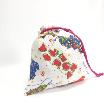 Saco de pano branco com padrão colorido e cordão rosa