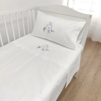 Jogo de cama de berço branco com bordado de ursinho