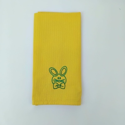 Toalha amarela bordada com rosto de coelho verde