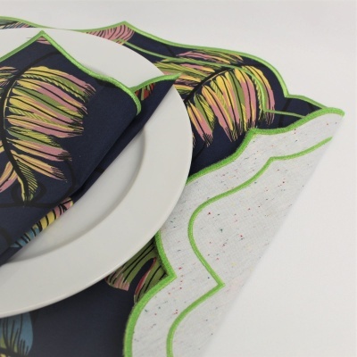 Guardanapo estampado com folhas coloridas sobre prato branco