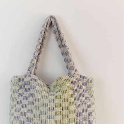 Saco tecido quadrados creme, lilás e verde com alças longas