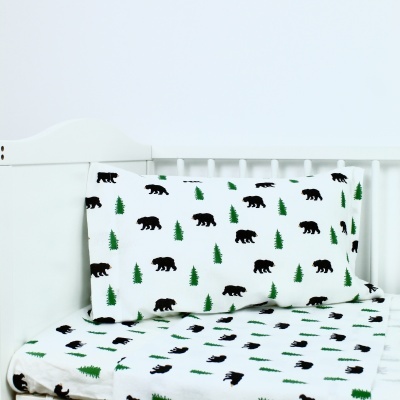 Roupa de cama para berço com padrão de ursos e árvores verdes