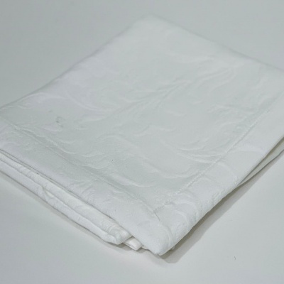 Toalha branca dobrada com padrão texturizado