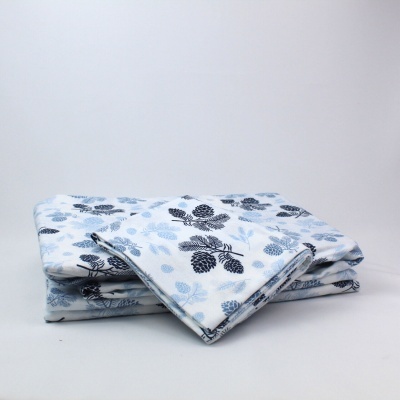Edredão ou manta branca com padrão de folhas em azul