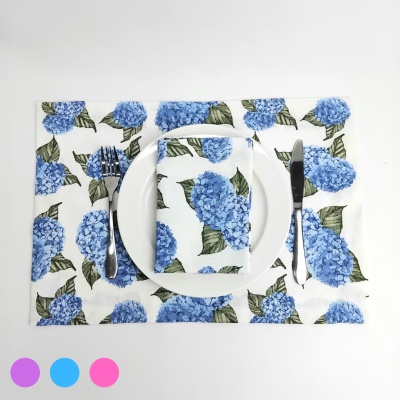 Conjunto de guardanapo e toalhete de mesa com padrão de flores hortênsias azuis e folhas verdes