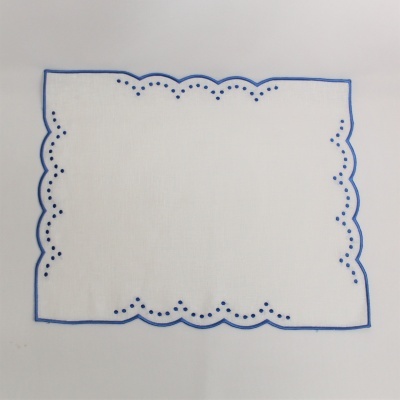 Toalha branca quadrada com borda azul e padrão recortado