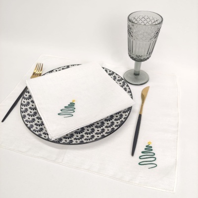 Conjunto de mesa com prato preto e branco, guardanapo bordado e copo cinza