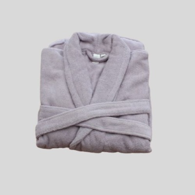 Robe de banho lilás dobrado com cinto