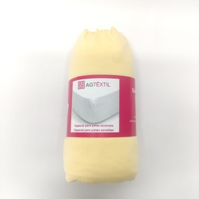 Produto enrolado amarelo claro com etiqueta rosa AGTÉXTIL especial para peles sensíveis