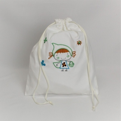 Saco branco com bordado colorido de menina e flores