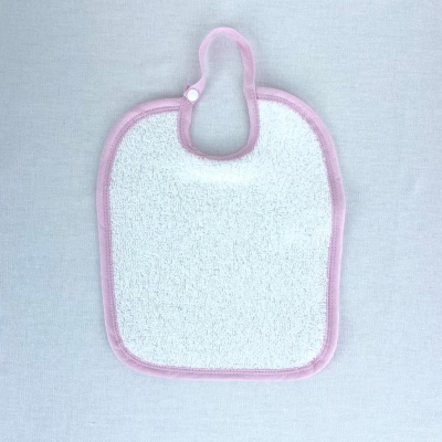 Babete retangular branco com borda rosa para bebé