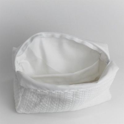 Bolsa branca texturizada aberta, vista interior, sobre fundo branco