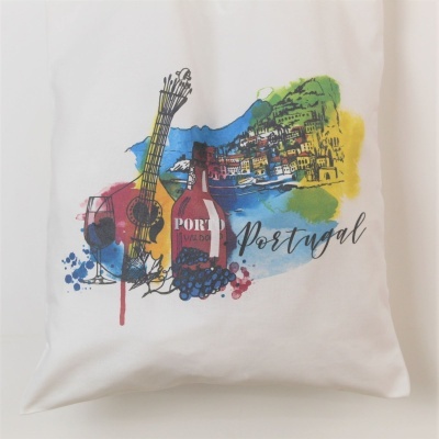 Almofada branca com estampa colorida de guitarra, garrafa de vinho, uvas, paisagem e texto Portugal