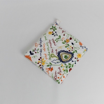 Pano quadrado de algodão com padrão floral colorido e texto em francês