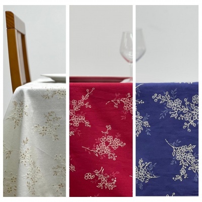 Toalhas de mesa branca, vermelha e azul com padrão floral bordado