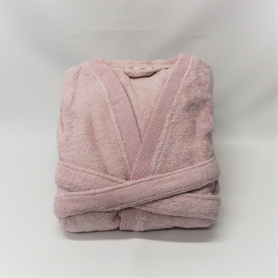 Robe de banho rosa dobrado em fundo branco