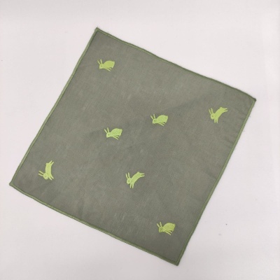 Lenço cinza com borda verde e bordados de caracóis amarelos