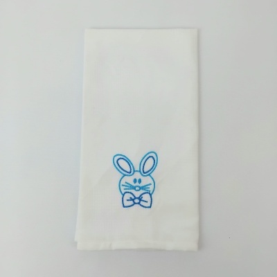 Toalha branca com bordado azul de coelho