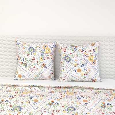Conjunto de almofadas e edredão com padrão floral colorido em fundo branco