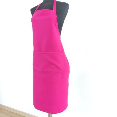 Avental cor-de-rosa com bolso frontal exposto em manequim preto