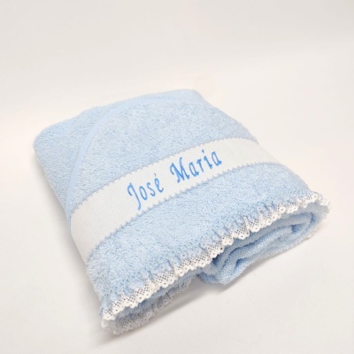 Toalha azul claro com borda branca e nome bordado