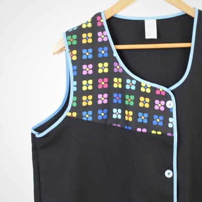 Colete preto com padrão de flores coloridas e bordas azuis