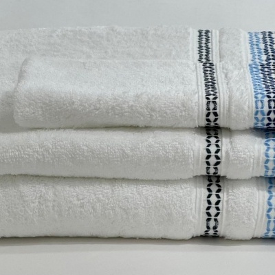Conjunto de toalhas brancas com padrão bordado azul e preto nas extremidades