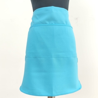 Saia feminina curta azul turquesa em manequim