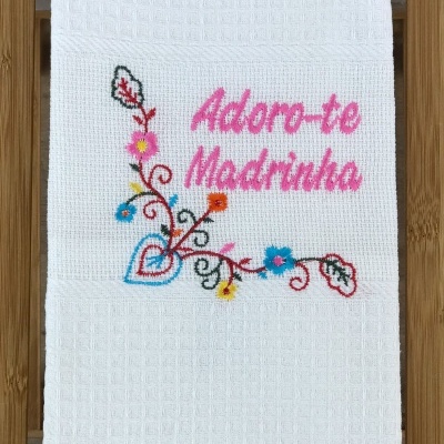 Toalha branca com bordado colorido e texto rosa