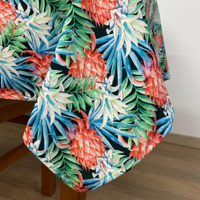 Toalha de mesa floral tropical colorida sobre mesa de madeira