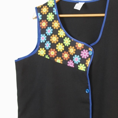 Vestido preto com decote em V, faixa superior com padrão de flores coloridas e acabamentos azuis