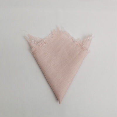 Pano rosa claro com franjas desfiadas