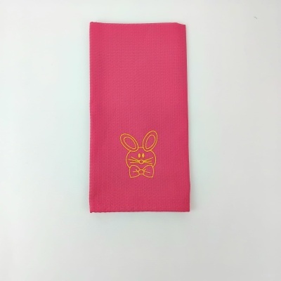 Pano de tecido cor-de-rosa com estampa amarela de coelho