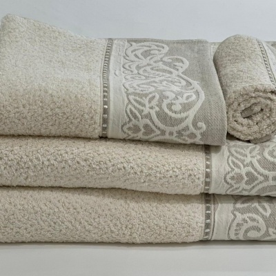 Conjunto de toalhas bege com bordado ornamental cinza e branco