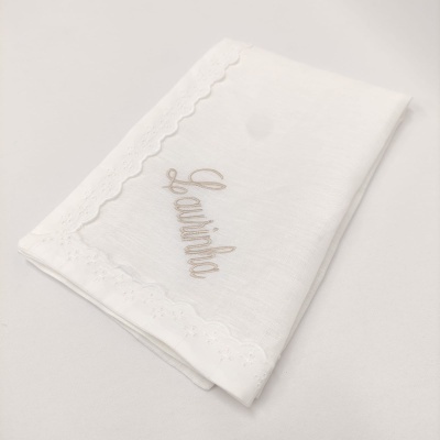 Toalha branca com bordado e renda curva