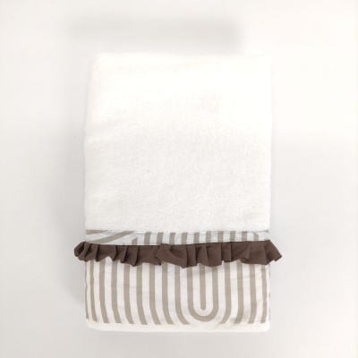 Toalha branca com riscas castanho claro e folho castanho