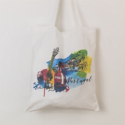 Saco de pano branco com estampa colorida representando Portugal