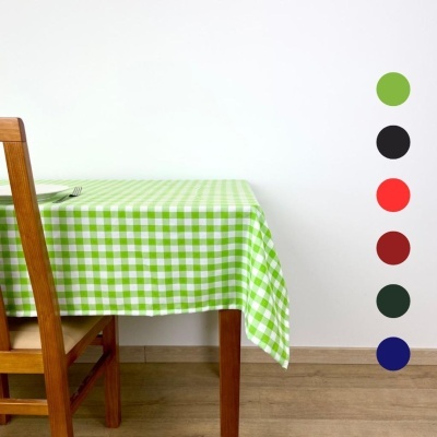 Mesa com toalha xadrez verde e branco, cadeira de madeira, fundo branco e amostras de cores