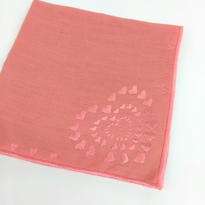 Pano cor de salmão com bordado de corações em espiral