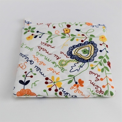 Bolsa quadrada de tecido branco com padrão floral e texto cursivo colorido