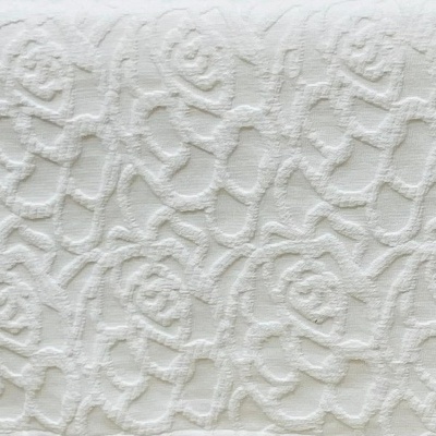 Pano de toalha branco com padrão floral em relevo