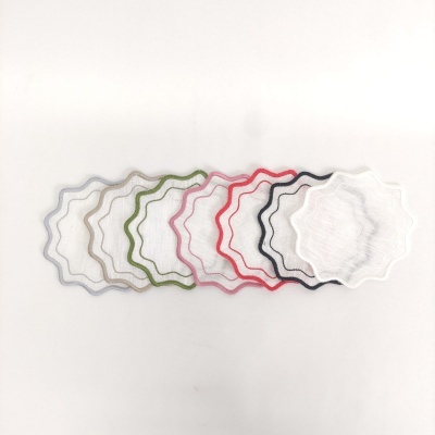 Bases para copos coloridas em forma de margarida alinhadas