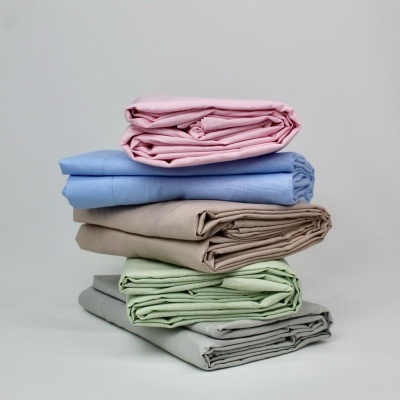 Lençóis dobrados em cores pastel empilhados