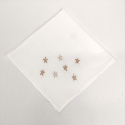 Lenço branco com bordados de estrelas douradas e prateadas